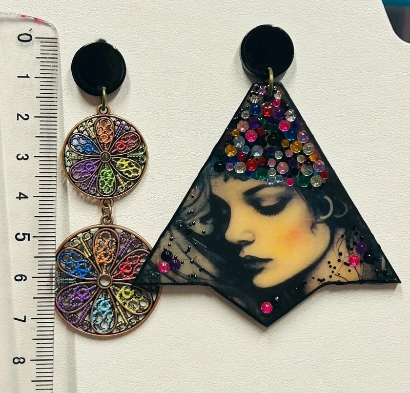 Boucles d’oreilles dépareillées multicolores et noires – photo 5